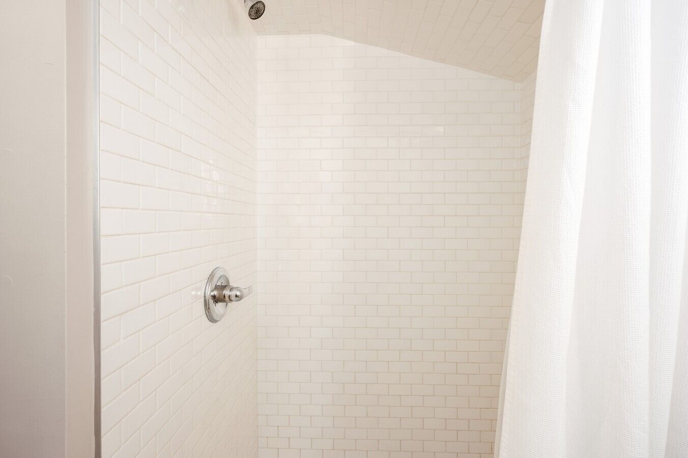 Douche, séchoir à cheveux, serviettes fournies