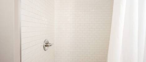 Douche, séchoir à cheveux, serviettes fournies