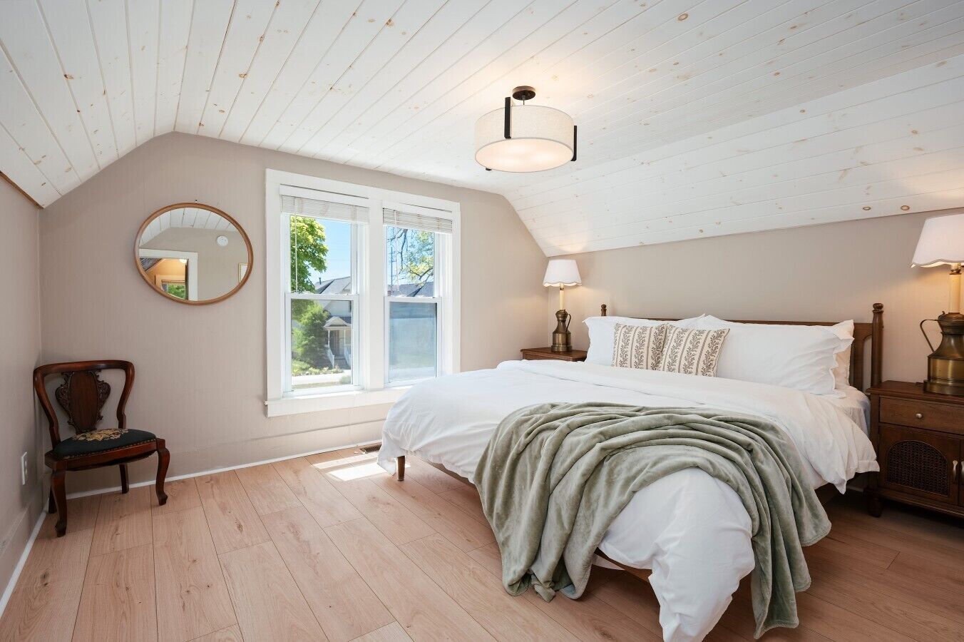 3 slaapkamers, een bureau, een strijkplank/strijkijzer, reisbedje