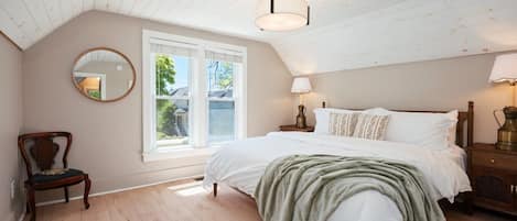 3 bedrooms, desk, iron/ironing board, travel cot