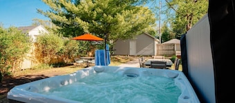 Luna Cottage | Hot Tub | 3BR Near Downtown & TART Trail | Grill