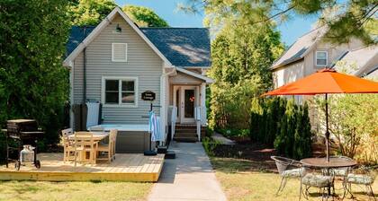 Luna Cottage | Hot Tub | 3BR Near Downtown & TART Trail | Grill & Garage