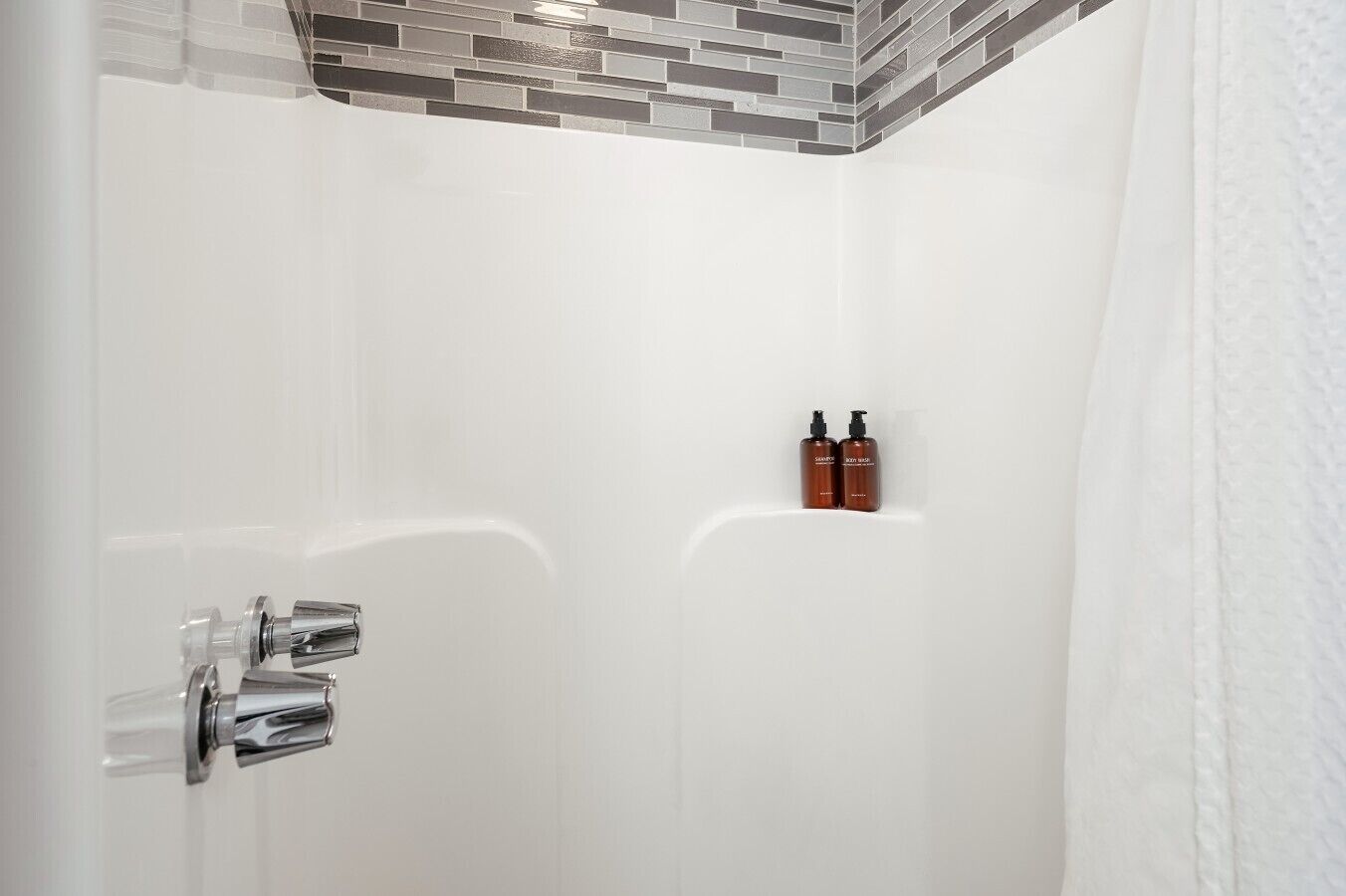 Douche, séchoir à cheveux, serviettes fournies, savon