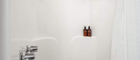 Douche, séchoir à cheveux, serviettes fournies, savon