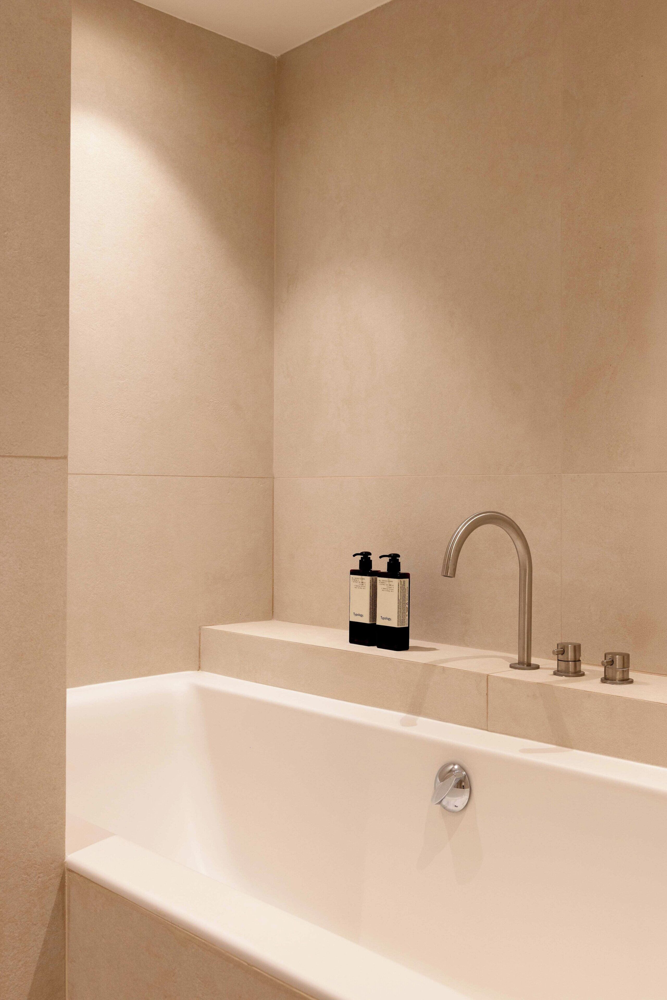 Apartment | Bathroom | Bathtub, hair dryer, towels, shampoo