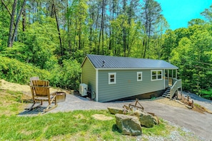 A small cabin with a metal roof, a porch, and a gravel driveway. - 10 Minutes from downtown. Valley Hideaway Cottage (Sevierville)