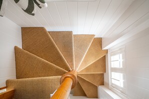 Eine Wendeltreppe mit Holzwurf und Gewebestufen.