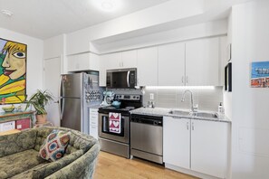 Private kitchen - Downtown Bachelor Steps to Transit, Dining & Nightlife (Toronto)