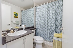 Hair dryer, bidet, towels, soap - Downtown Bachelor Steps to Transit, Dining & Nightlife (Toronto)