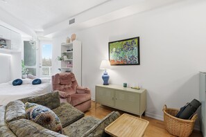 Smart TV - Downtown Bachelor Steps to Transit, Dining & Nightlife (Toronto)