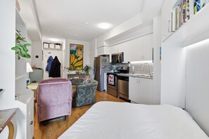 1 bedroom, iron/ironing board, free WiFi, bed sheets - Downtown Bachelor Steps to Transit, Dining & Nightlife (Toronto)
