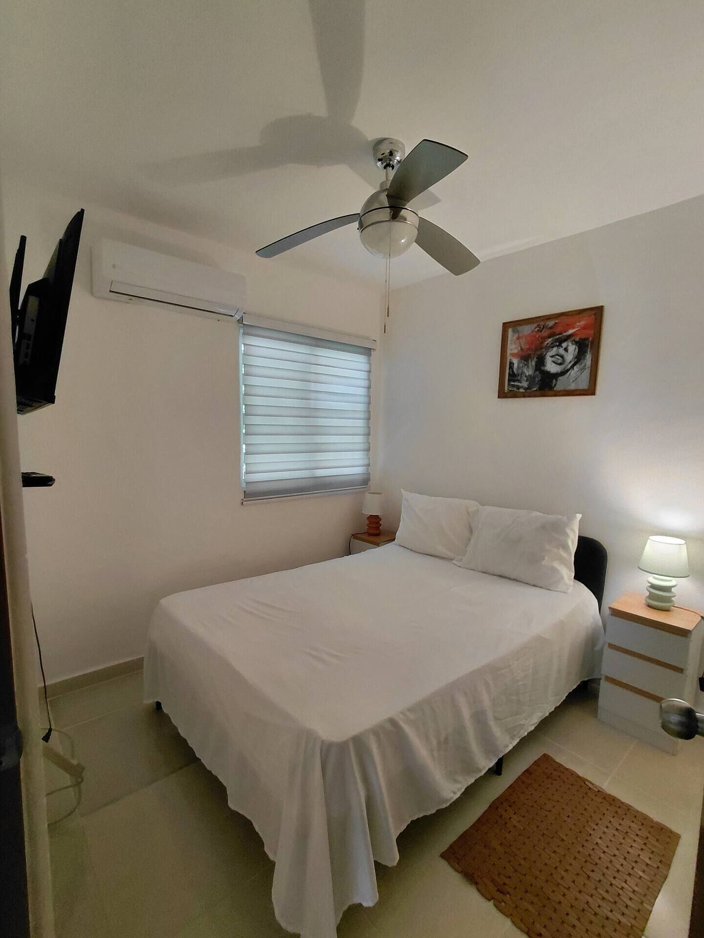 2 habitaciones, escritorio y tabla de planchar con plancha 