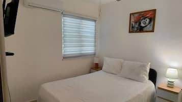 2 habitaciones, escritorio y tabla de planchar con plancha