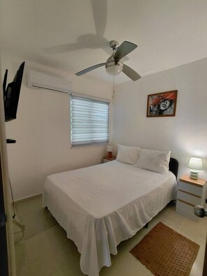 2 habitaciones, escritorio y tabla de planchar con plancha 