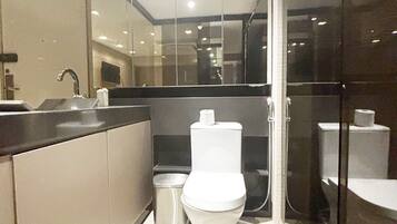 Traditional Apartment | Bathroom