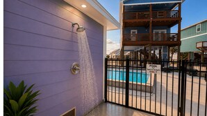 Area piscina con un cartello che indica l'accesso riservato ai proprietari e a un solo ospite.