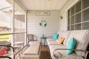 Unclassified image, 5 of 28, button - The Peach at the Beach ~ Great Pool ~ Outdoor Space! (Frankford)