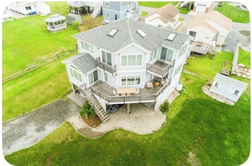 Beautiful 3-bedroom house with AC in charming Old Saybrook. Bird Bliss.