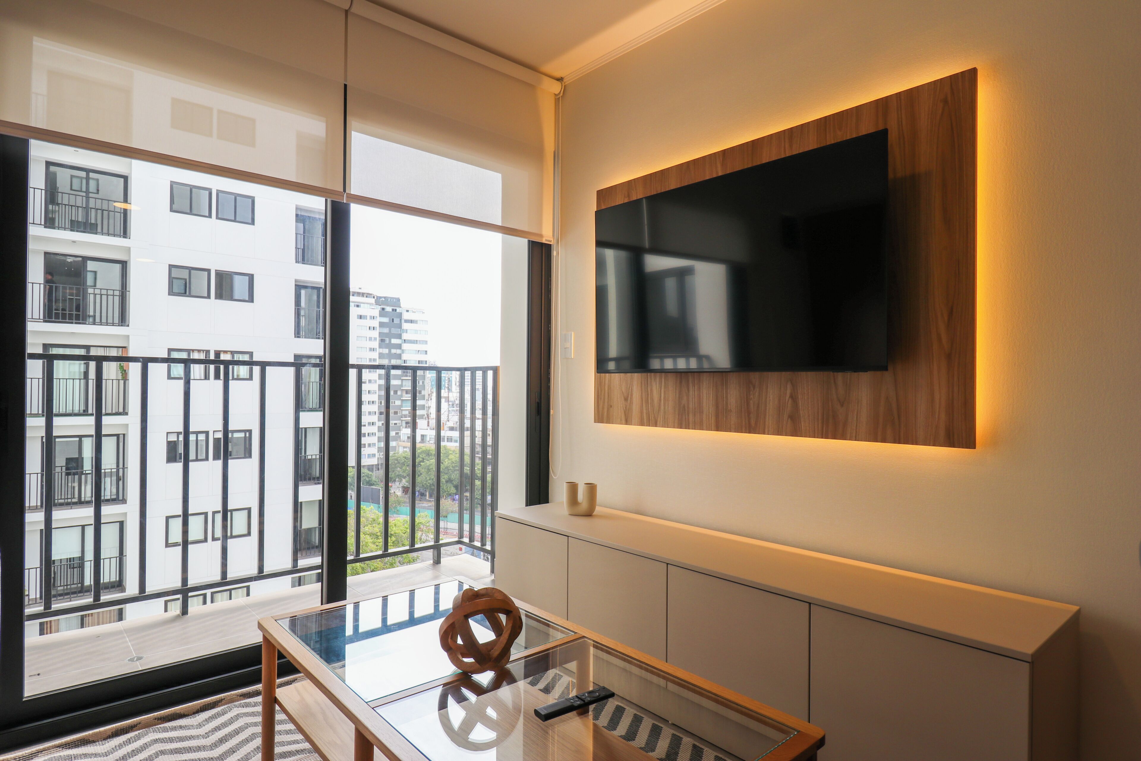 Apartamento, sacada | Sala de estar | Smart TV 43 polegadas com canais digitais