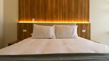 Tabla de planchar con plancha, wifi gratis y ropa de cama