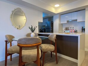 Apartemen Deluks, 3 kamar tidur, balkon | Ruang makan