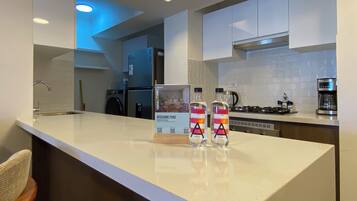 Deluxe Apartment, 3 Bedrooms, Balcony | Private kitchen | Stovetop