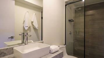 Apartemen (1008) | Kamar mandi | Shower, perlengkapan mandi gratis, handuk, dan sabun