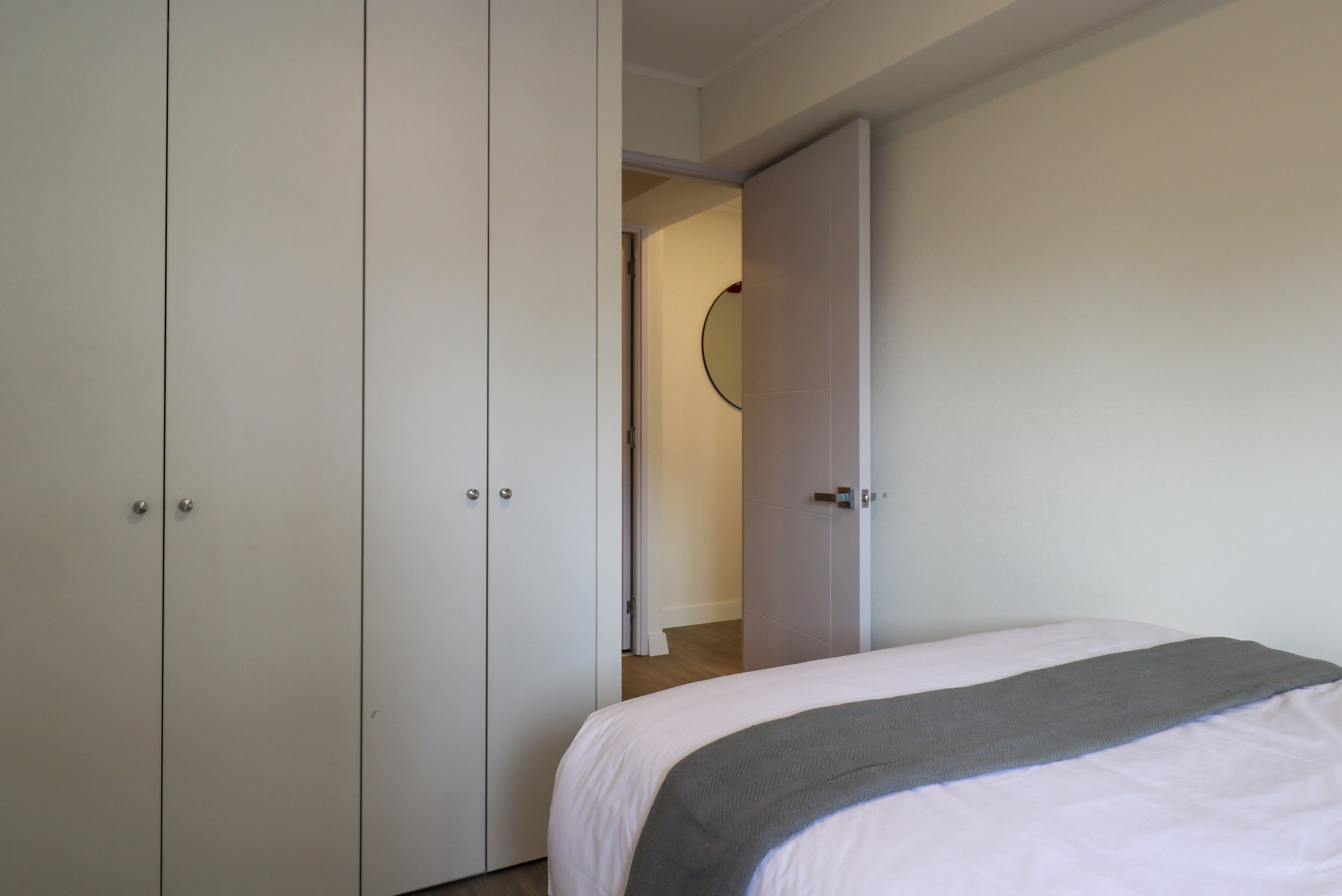 Tabla de planchar con plancha, wifi gratis y ropa de cama 
