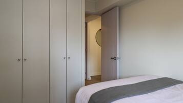 Tabla de planchar con plancha, wifi gratis y ropa de cama