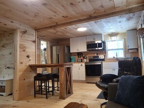 Wasserkocher mit Kaffee-/Teezubehör, Kühlschrank, Mikrowelle, Ofen