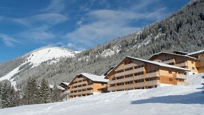 Ein mit Schnee bedeckter Berg mit Chalets.