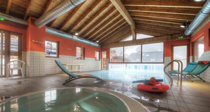 PrĂšs des pistes et des sentiers alpins + piscine