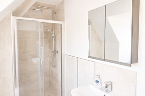 Douche, sèche-cheveux, serviettes fournies