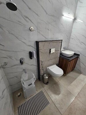 Quarto casal luxo, vista para o jardim | Banheiro | Chuveiro, produtos de toalete grátis, chinelos, toalhas de banho