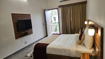 In-room safe, desk, free WiFi