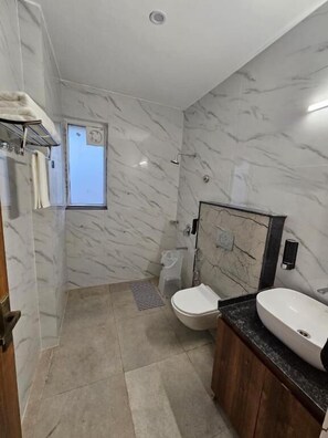 Kamar Double Deluks, pemandangan kebun | Kamar mandi | Shower, perlengkapan mandi gratis, sandal, dan handuk