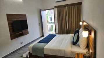 Deluxe Double Room, Garden View | Peti besi dalam bilik, meja, Wi-fi percuma