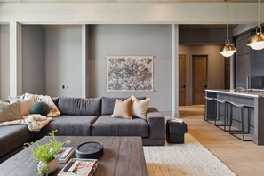 Living area - Sisu Lodge by Canmore Premier (Kananaskis)