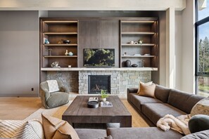 Living area - Sisu Lodge by Canmore Premier (Kananaskis)