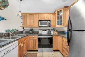 Fridge, microwave, oven, dishwasher - Durango 121 pet friendly, private dock (Destin)