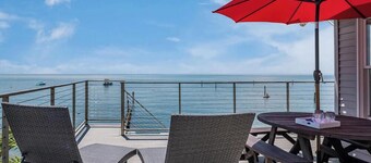 Beachfront 4-bedroom house with AC in Old Saybrook.