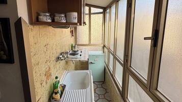Secador de cabelo, toalhas de banho, sabonete, papel higiênico