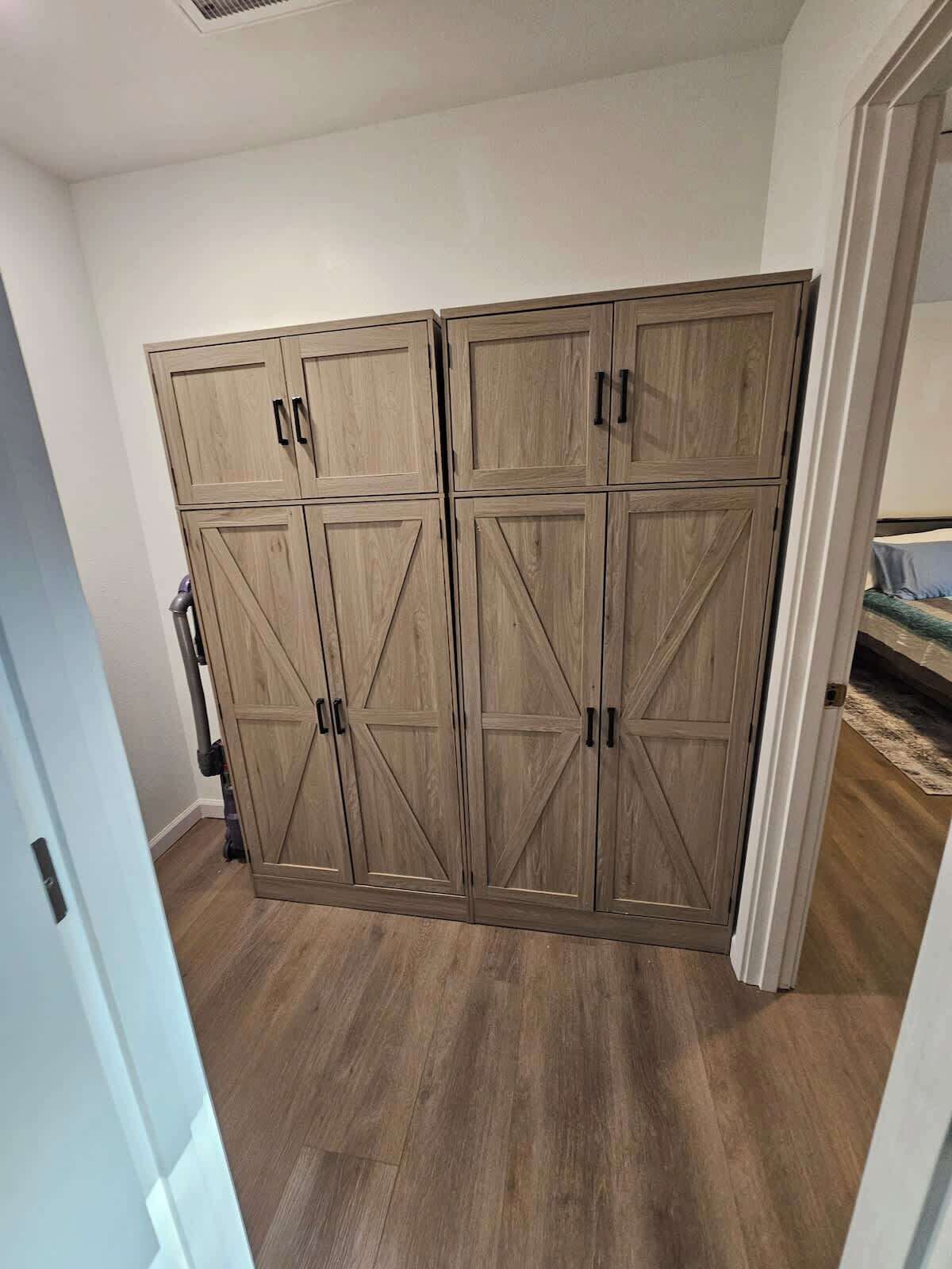 Una habitación con armario, cama y puerta que da a otra estancia.
