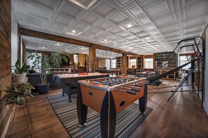 Games room - Luxe Modern Retreat - Theatre, Hot Tub and Bar (Severn)
