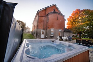 Terrace/patio - Luxe Modern Retreat - Theatre, Hot Tub and Bar (Severn)