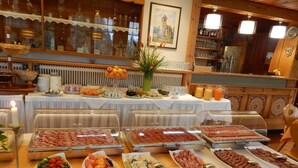 A buffet with various food options, including meats, cheeses, and fruits. - Hotel Landhof Simeter Gmbh (Spittal an der Drau)
