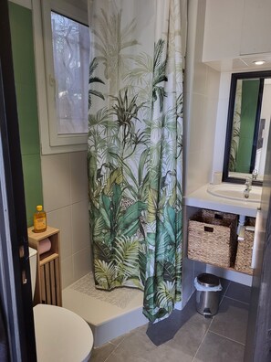 Shower, hair dryer, towels, soap - Studio 300 metres from the beach in Porto-Vecchio (Porto-Vecchio)