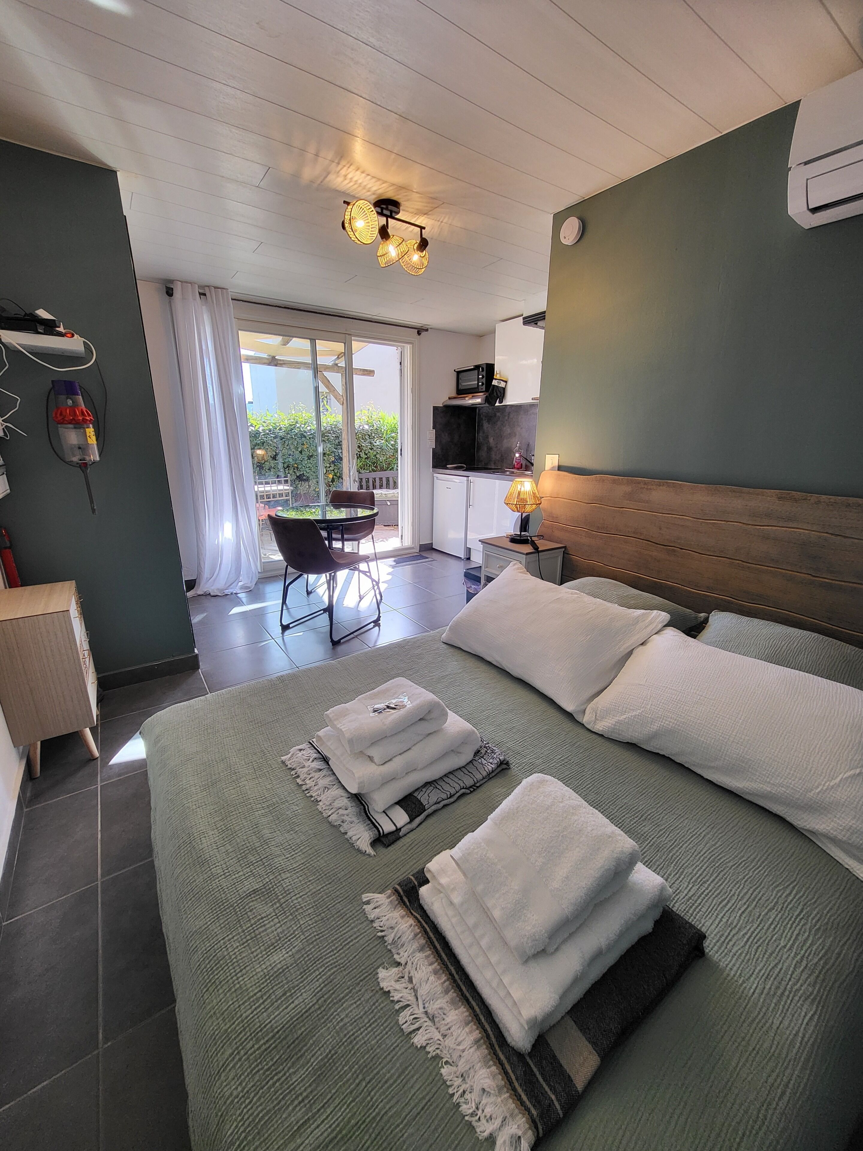 WiFi, bed sheets