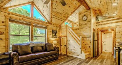 7 minutes from Soaky Mtn Waterpark. Mountain Escape Cabin