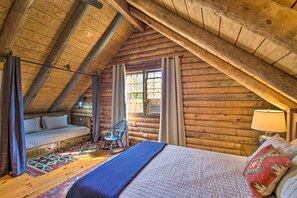 Desk, travel cot, WiFi, bed sheets